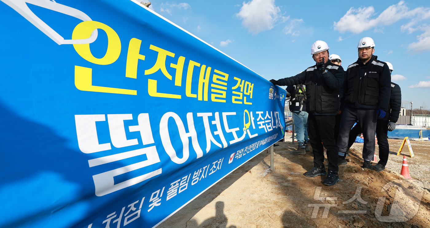 (서울=뉴스1) = 김영훈 고용노동부 장관이 22일 오후 청주시 소재 소규모 건설현장이 밀집한 지역에서 패트롤 점검을 실시하고 있다. (고용노동부 제공. 재판매 및 DB 금지) 2 …