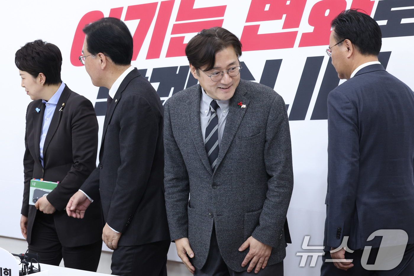 (서울=뉴스1) 신웅수 기자 = 홍익표 청와대 신임 정무수석이 22일 서울 여의도 국회에서 송언석 국민의힘 원내대표를 예방하고 있다. 2026.1.22/뉴스1