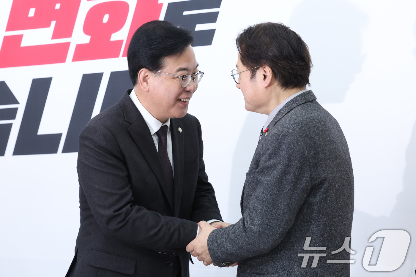 (서울=뉴스1) 신웅수 기자 = 홍익표 청와대 신임 정무수석이 22일 서울 여의도 국회에서 송언석 국민의힘 원내대표를 예방하고 있다. 2026.1.22/뉴스1