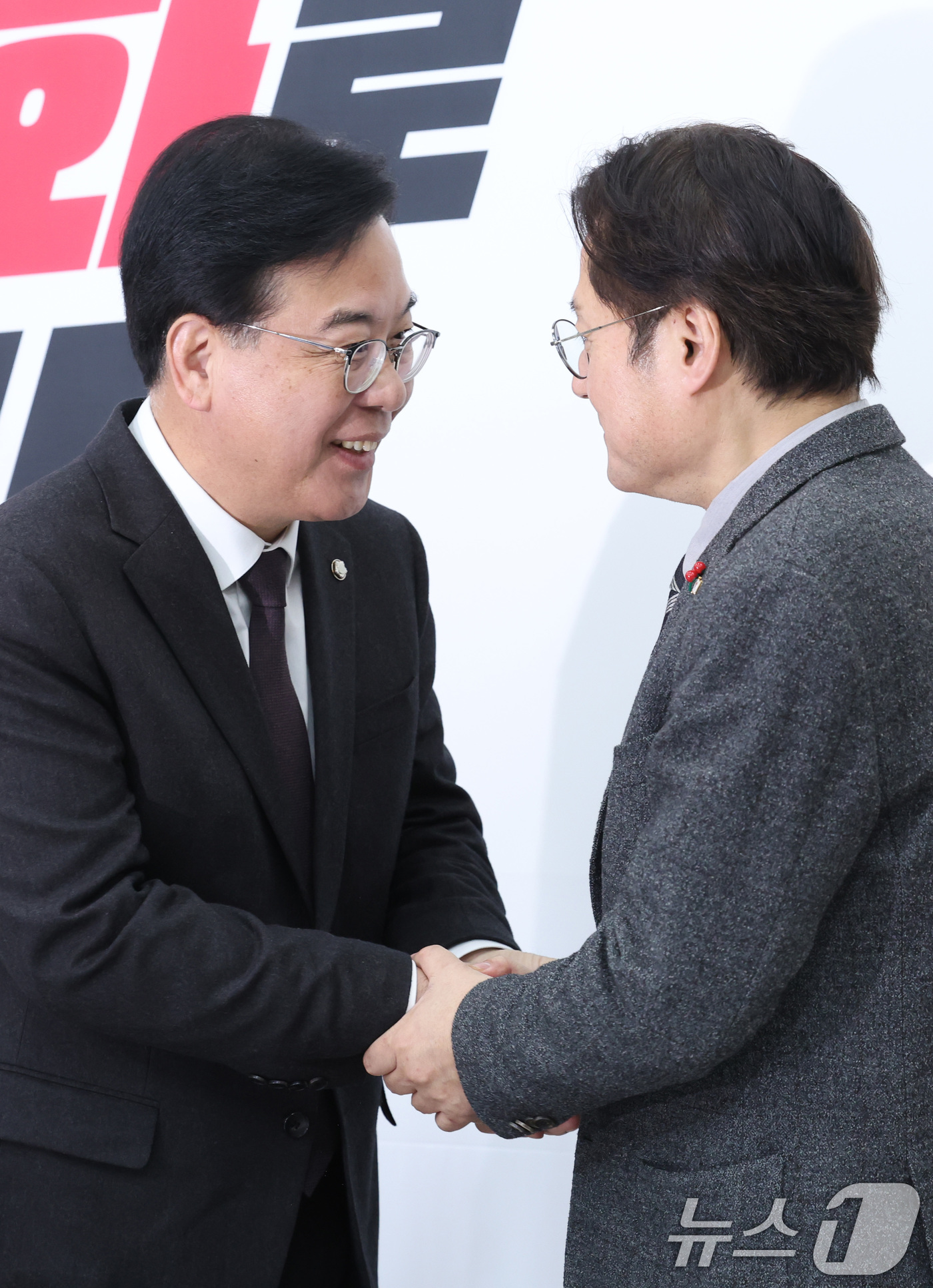 (서울=뉴스1) 신웅수 기자 = 홍익표 청와대 신임 정무수석이 22일 서울 여의도 국회에서 송언석 국민의힘 원내대표를 예방하고 있다. 2026.1.22/뉴스1