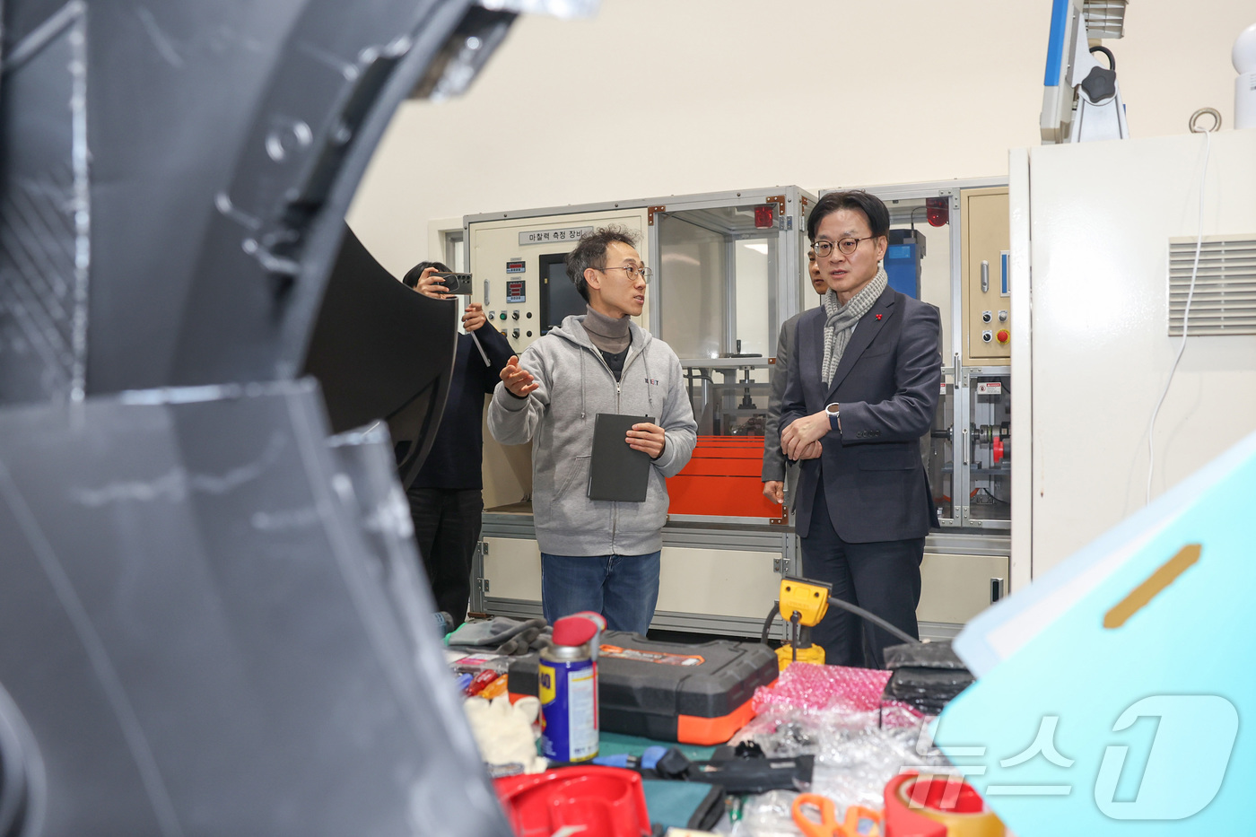 (서울=뉴스1) = 김정관 산업통상부 장관이 22일 오후 전북 군산시 소재 리팩토리 군산 준공현장을 시찰하고 입주기업을 방문하고 있다. (산업통상부 제공. 재판매 및 DB 금지) …