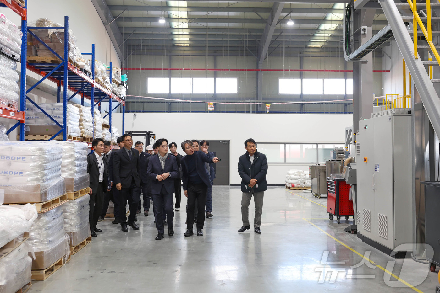 (서울=뉴스1) = 김정관 산업통상부 장관이 22일 오후 전북 군산시 소재 리팩토리 군산 준공현장을 시찰하고 입주기업을 방문하고 있다. (산업통상부 제공. 재판매 및 DB 금지) …