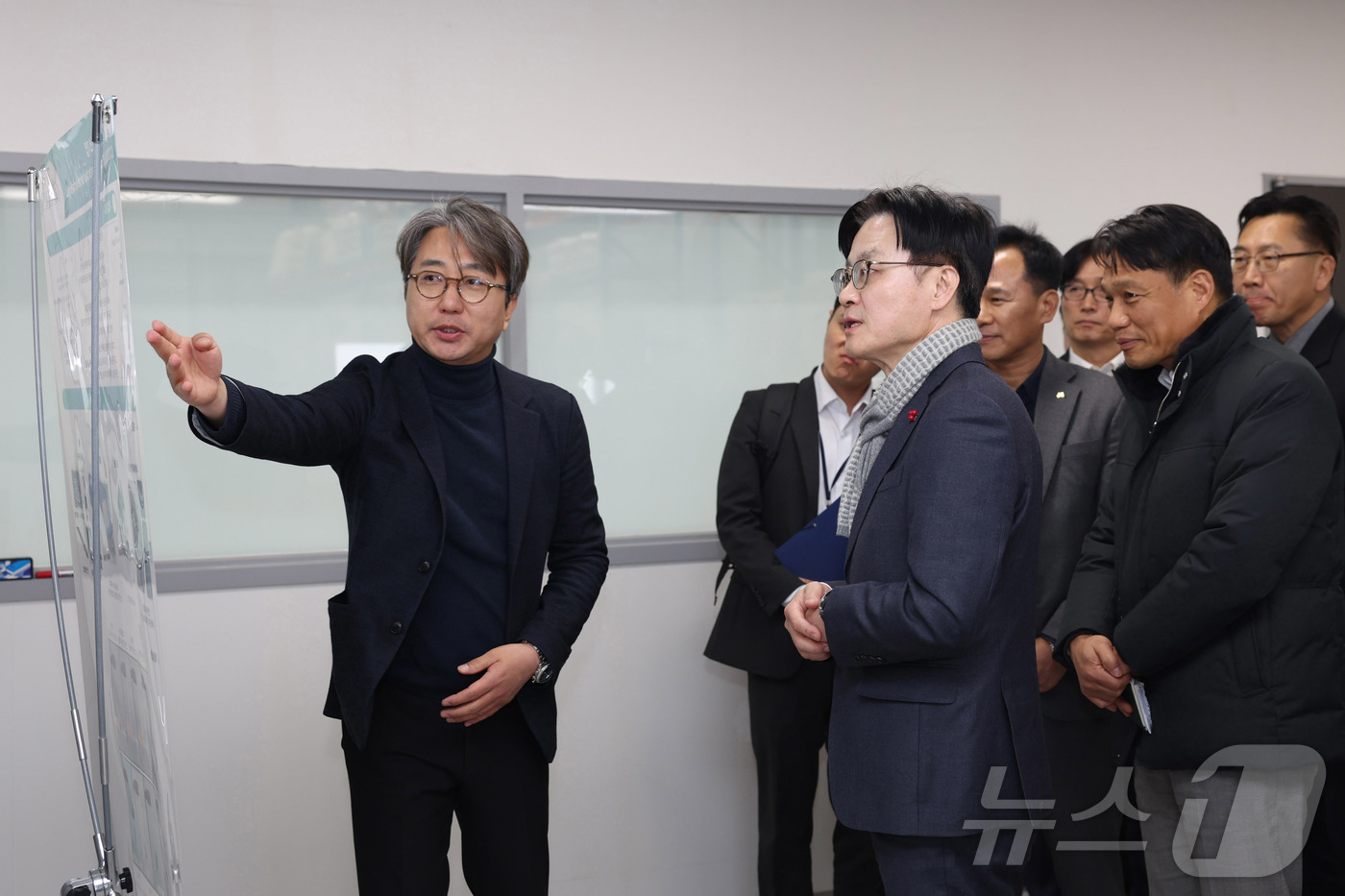 (서울=뉴스1) = 김정관 산업통상부 장관이 22일 오후 전북 군산시 소재 리팩토리 군산 준공현장을 시찰하고 관계자의 설명을 듣고 있다. (산업통상부 제공. 재판매 및 DB 금지) …