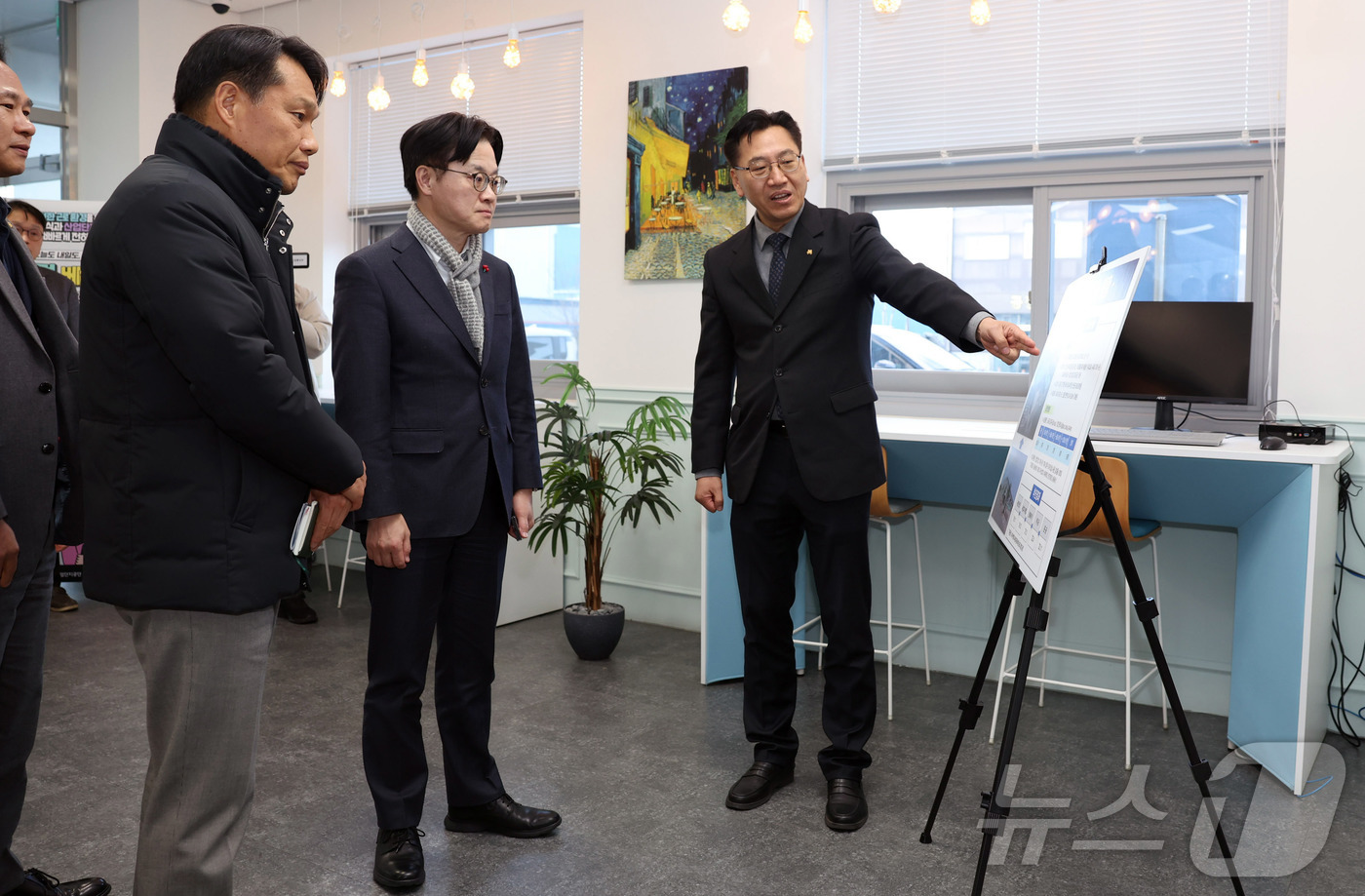 (서울=뉴스1) = 김정관 산업통상부 장관이 22일 오후 전북 군산시 소재 리팩토리 군산 준공현장을 시찰하고 입주기업을 방문하고 있다. (산업통상부 제공. 재판매 및 DB 금지) …