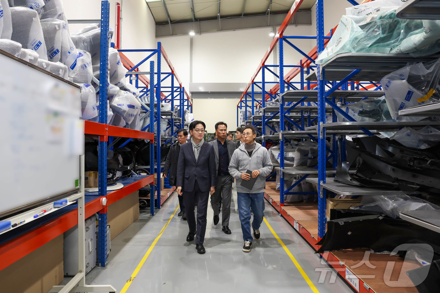 (서울=뉴스1) = 김정관 산업통상부 장관이 22일 오후 전북 군산시 소재 리팩토리 군산 준공현장을 시찰하고 입주기업을 방문하고 있다. (산업통상부 제공. 재판매 및 DB 금지) …
