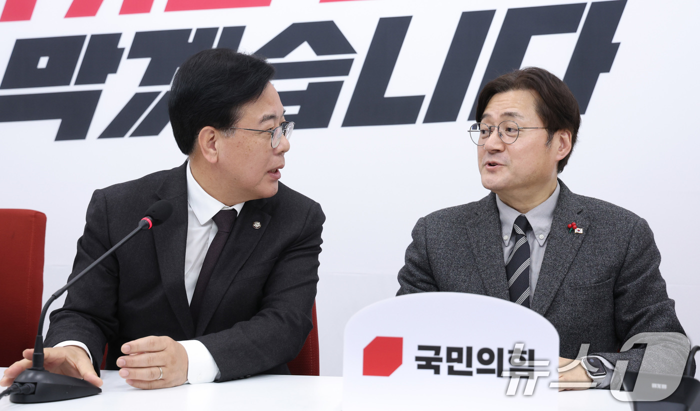 (서울=뉴스1) 신웅수 기자 = 홍익표 청와대 신임 정무수석이 22일 서울 여의도 국회에서 송언석 국민의힘 원내대표를 예방하고 있다. 2026.1.22/뉴스1