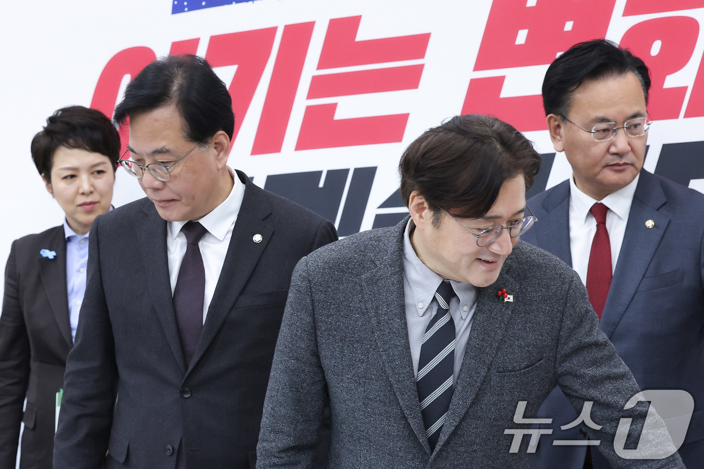 (서울=뉴스1) 신웅수 기자 = 홍익표 청와대 신임 정무수석이 22일 서울 여의도 국회에서 송언석 국민의힘 원내대표를 예방하고 있다. 2026.1.22/뉴스1