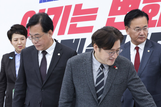 고개 돌린 송언석·홍익표