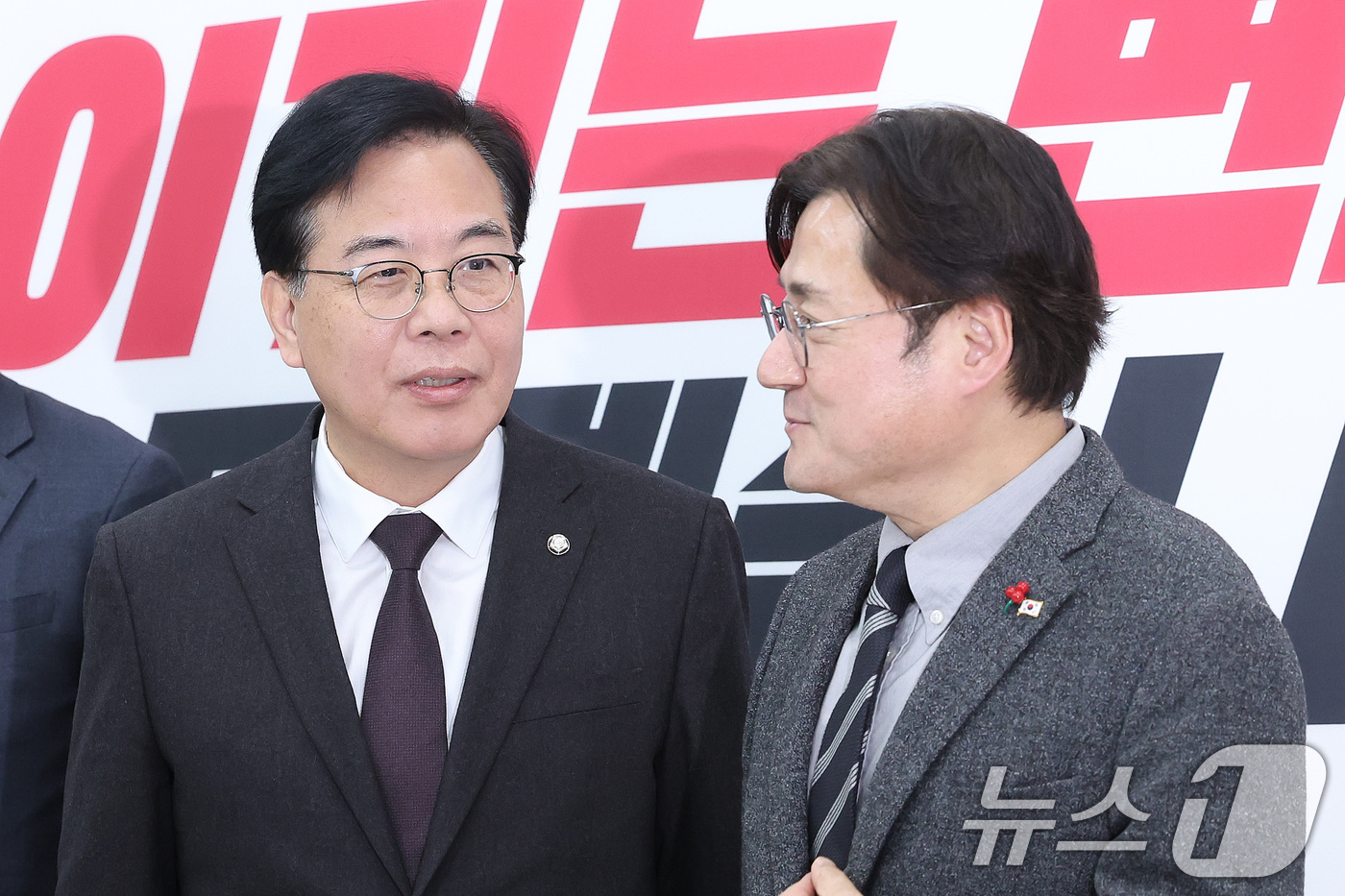 (서울=뉴스1) 신웅수 기자 = 홍익표 청와대 신임 정무수석이 22일 서울 여의도 국회에서 송언석 국민의힘 원내대표를 예방하고 있다. 2026.1.22/뉴스1