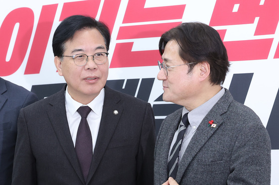 대화하는 송언석·홍익표