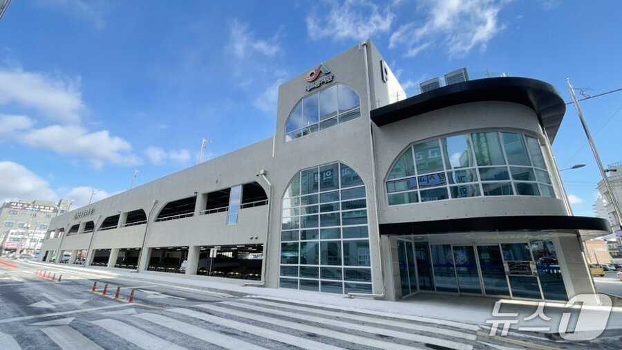 본문 이미지 - 22일 준공한 동문동 서산중앙주차장 전경(서산시 제공. 재판매 및 DB금지)2026.1.22/뉴스1