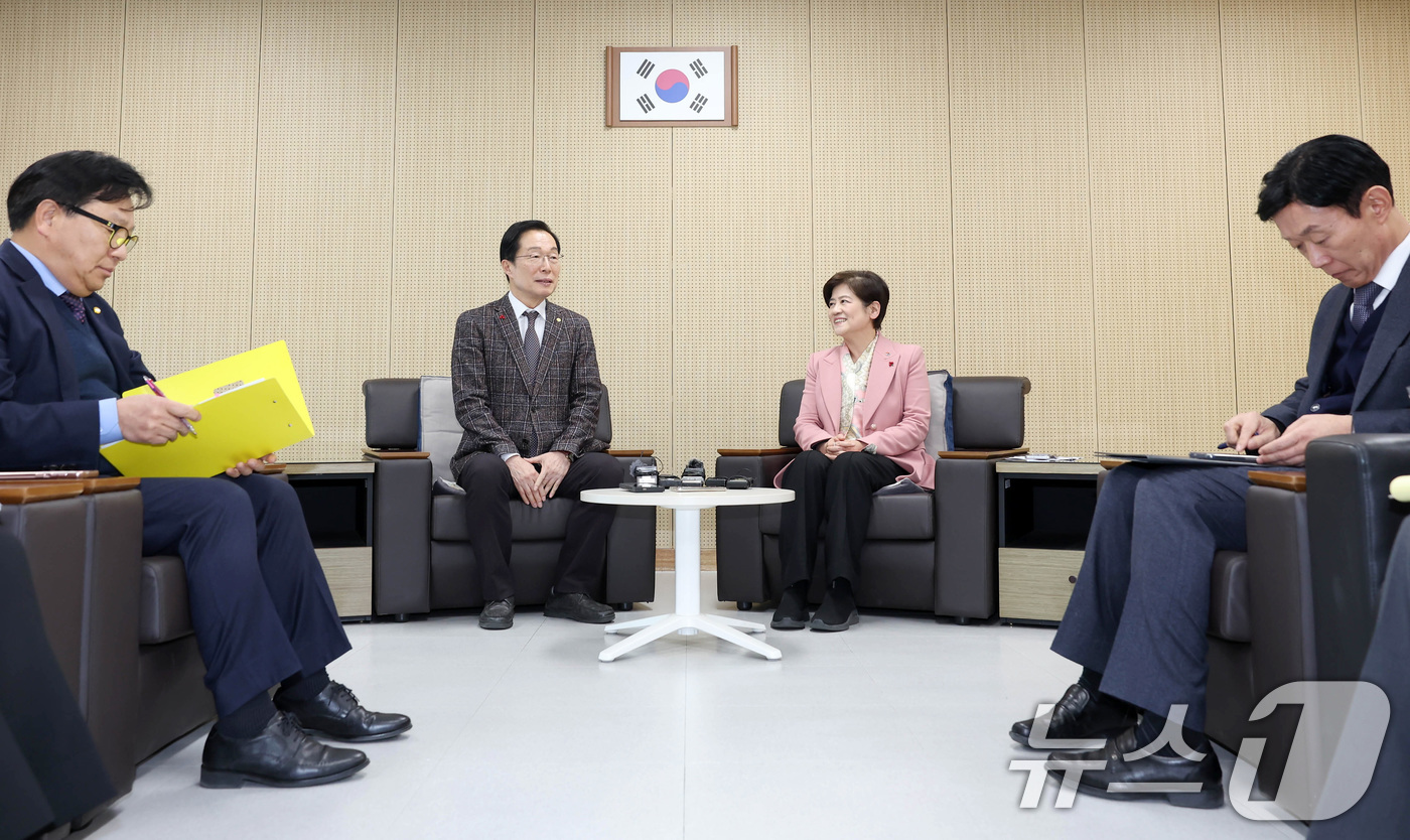 (대구=뉴스1) 공정식 기자 = 강은희 대구교육감(가운데 오른쪽)과 임종식 경북교육감을 비롯한 교육 관계자들이 22일 오후 대구 달성교육지원청에서 대구경북 행정통합 추진 관련 교육 …