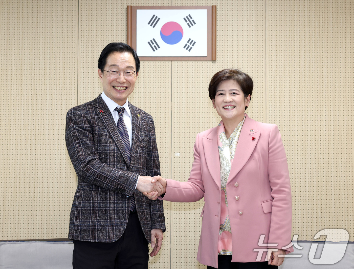 (대구=뉴스1) 공정식 기자 = 강은희 대구교육감(오른쪽)과 임종식 경북교육감이 22일 오후 대구 달성교육지원청에서 대구경북 행정통합 추진 관련 교육분야 현안 논의에 앞서 악수하고 …