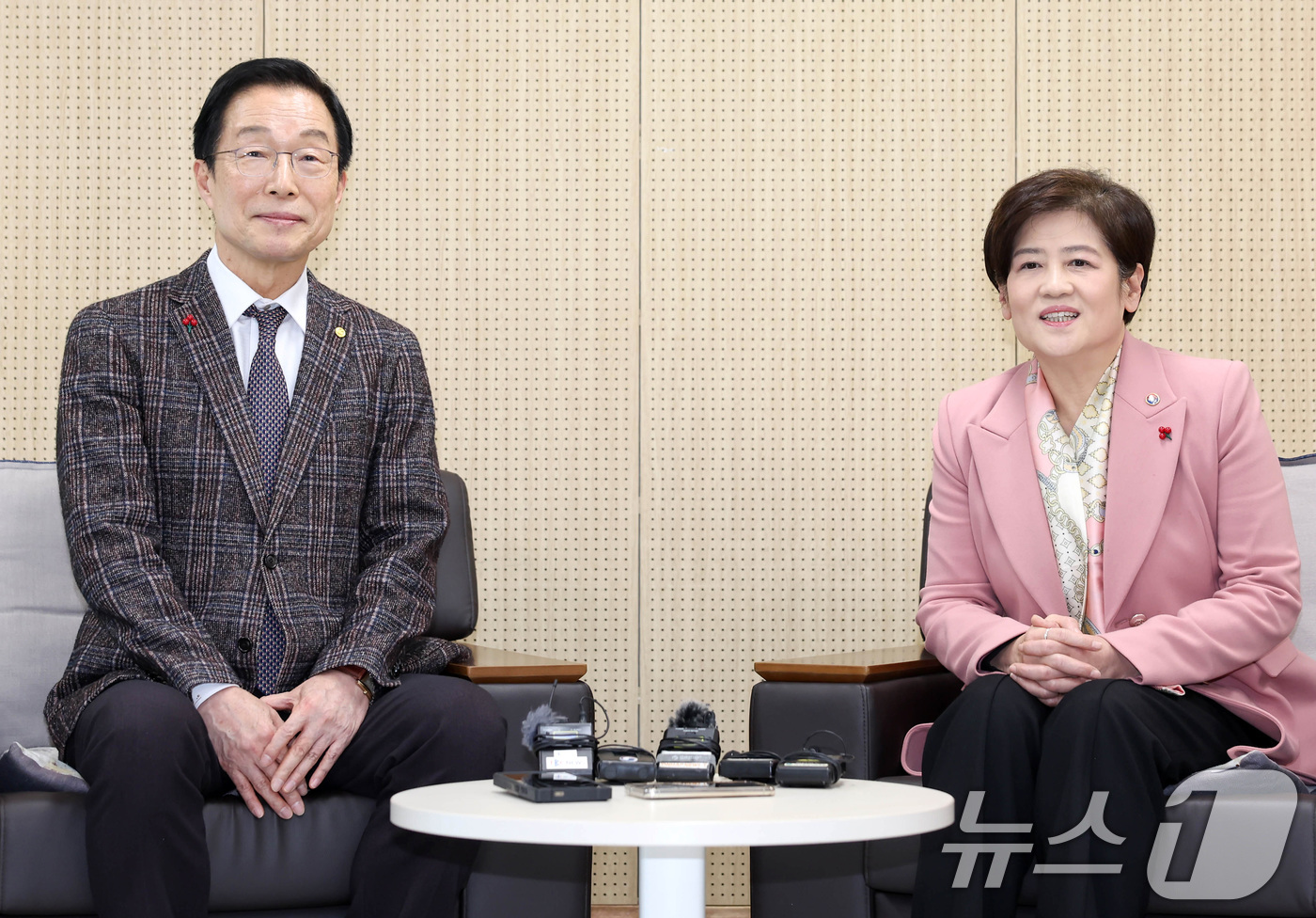 (대구=뉴스1) 공정식 기자 = 강은희 대구교육감(오른쪽)과 임종식 경북교육감이 22일 오후 대구 달성교육지원청에서 대구경북 행정통합 추진 관련 교육분야 현안을 논의하고 있다. ( …