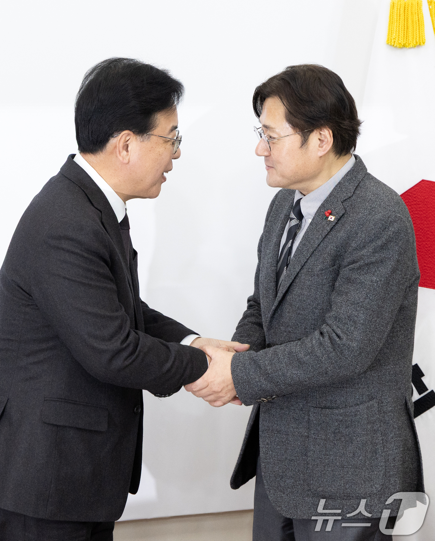 (서울=뉴스1) 이승배 기자 = 홍익표 신임 청와대 정무수석이 22일 서울 여의도 국회에서 송언석 국민의힘 원내대표를 예방하고 있다. 2026.1.22/뉴스1