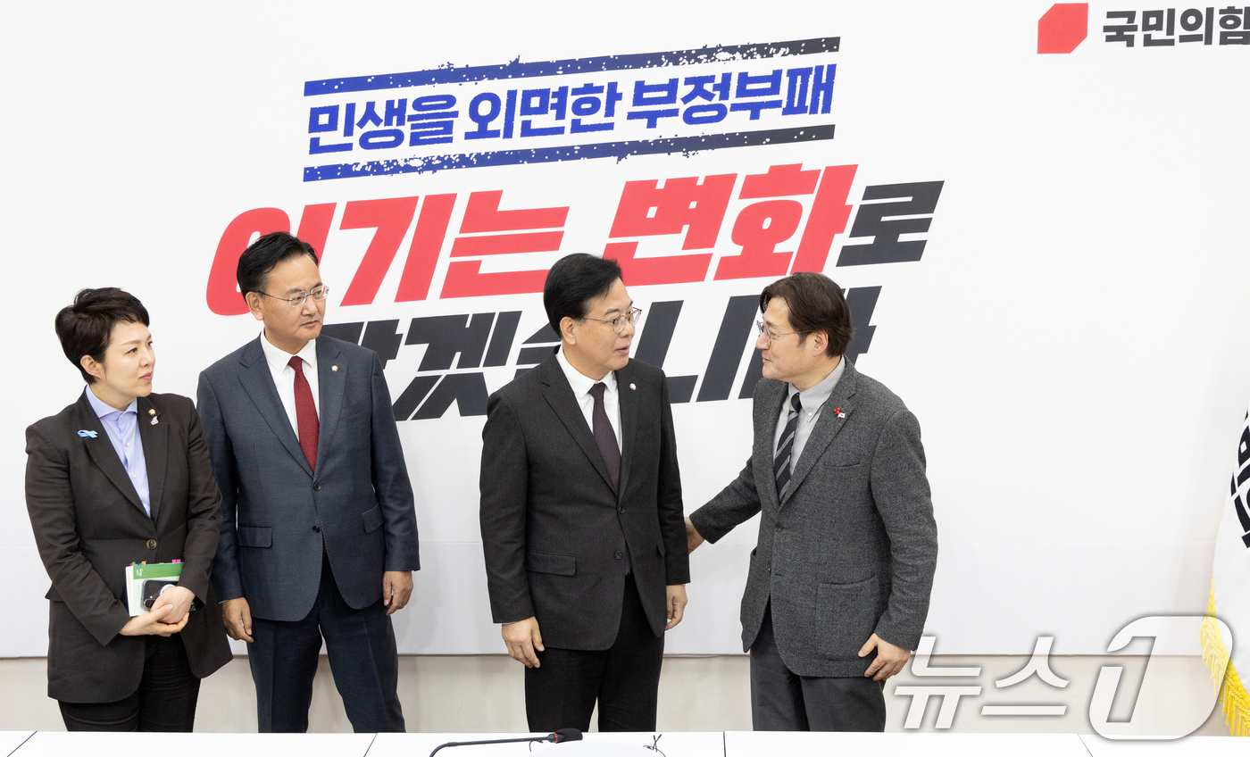 (서울=뉴스1) 이승배 기자 = 송언석 국민의힘 원내대표가 22일 서울 여의도 국회에서 홍익표 신임 청와대 정무수석을 접견하고 있다. 2026.1.22/뉴스1