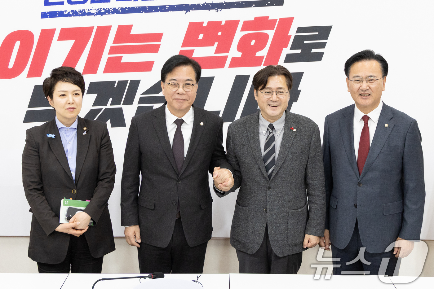 (서울=뉴스1) 이승배 기자 = 송언석 국민의힘 원내대표가 22일 서울 여의도 국회에서 홍익표 신임 청와대 정무수석을 접견하고 있다. 2026.1.22/뉴스1