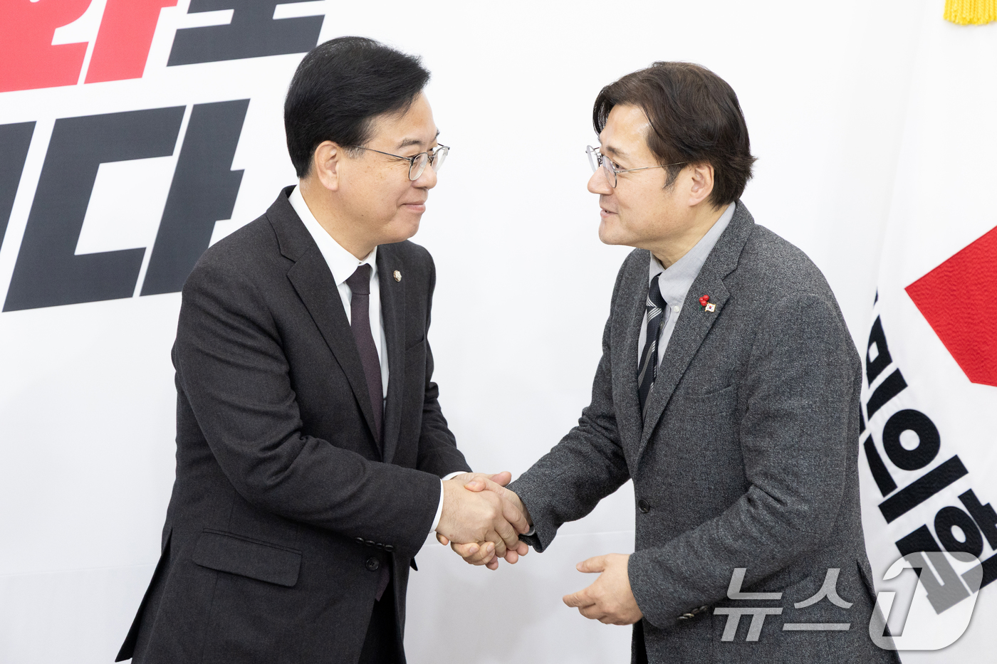 (서울=뉴스1) 이승배 기자 = 홍익표 신임 청와대 정무수석이 22일 서울 여의도 국회에서 송언석 국민의힘 원내대표를 예방하고 있다. 2026.1.22/뉴스1