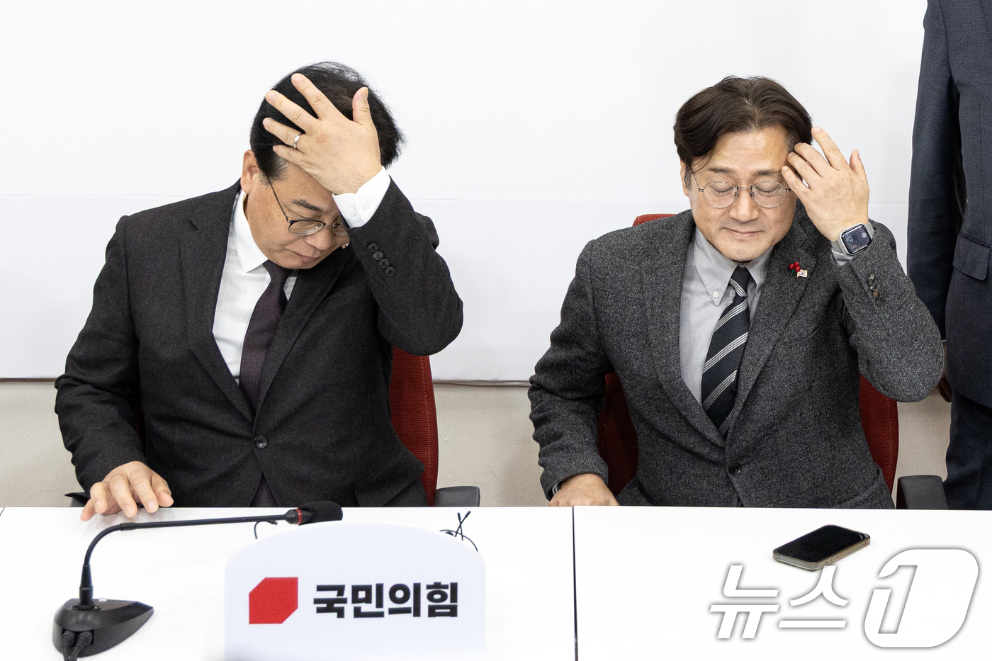 (서울=뉴스1) 이승배 기자 = 송언석 국민의힘 원내대표와 홍익표 신임 청와대 정무수석이 22일 서울 여의도 국회에서 머리를 쓸어넘기고 있다. 2026.1.22/뉴스1