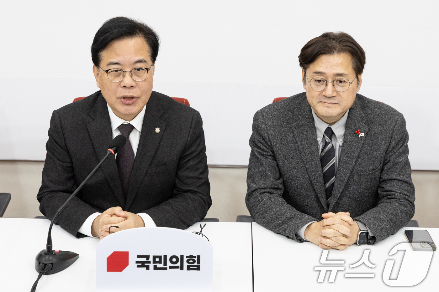 (서울=뉴스1) 이승배 기자 = 송언석 국민의힘 원내대표가 22일 서울 여의도 국회에서 홍익표 신임 청와대 정무수석을 접견, 인사말하고 있다. 2026.1.22/뉴스1