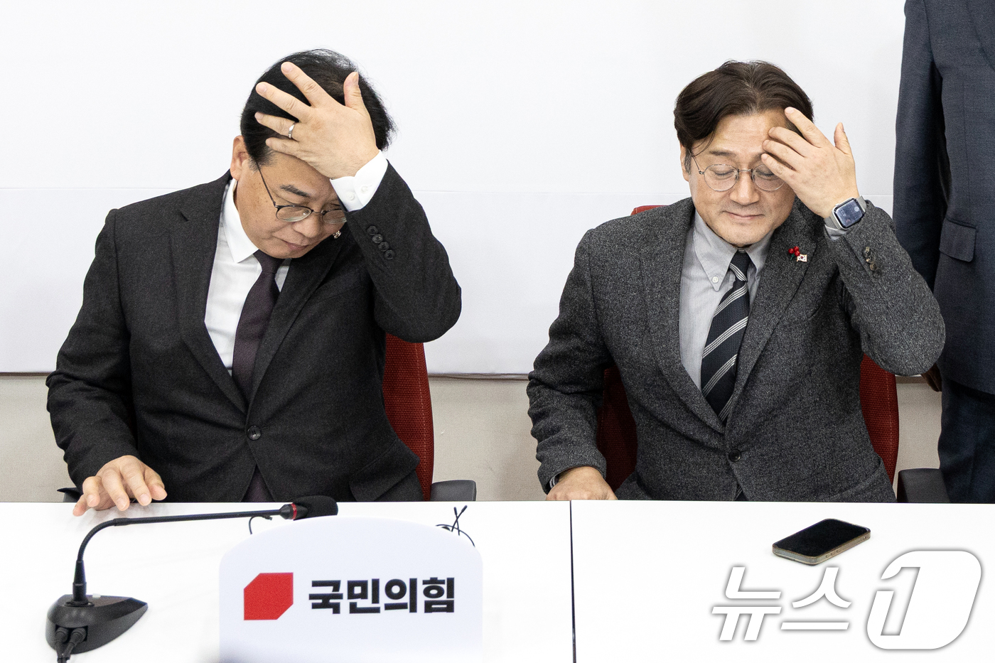 (서울=뉴스1) 이승배 기자 = 송언석 국민의힘 원내대표와 홍익표 신임 청와대 정무수석이 22일 서울 여의도 국회에서 머리를 쓸어넘기고 있다. 2026.1.22/뉴스1