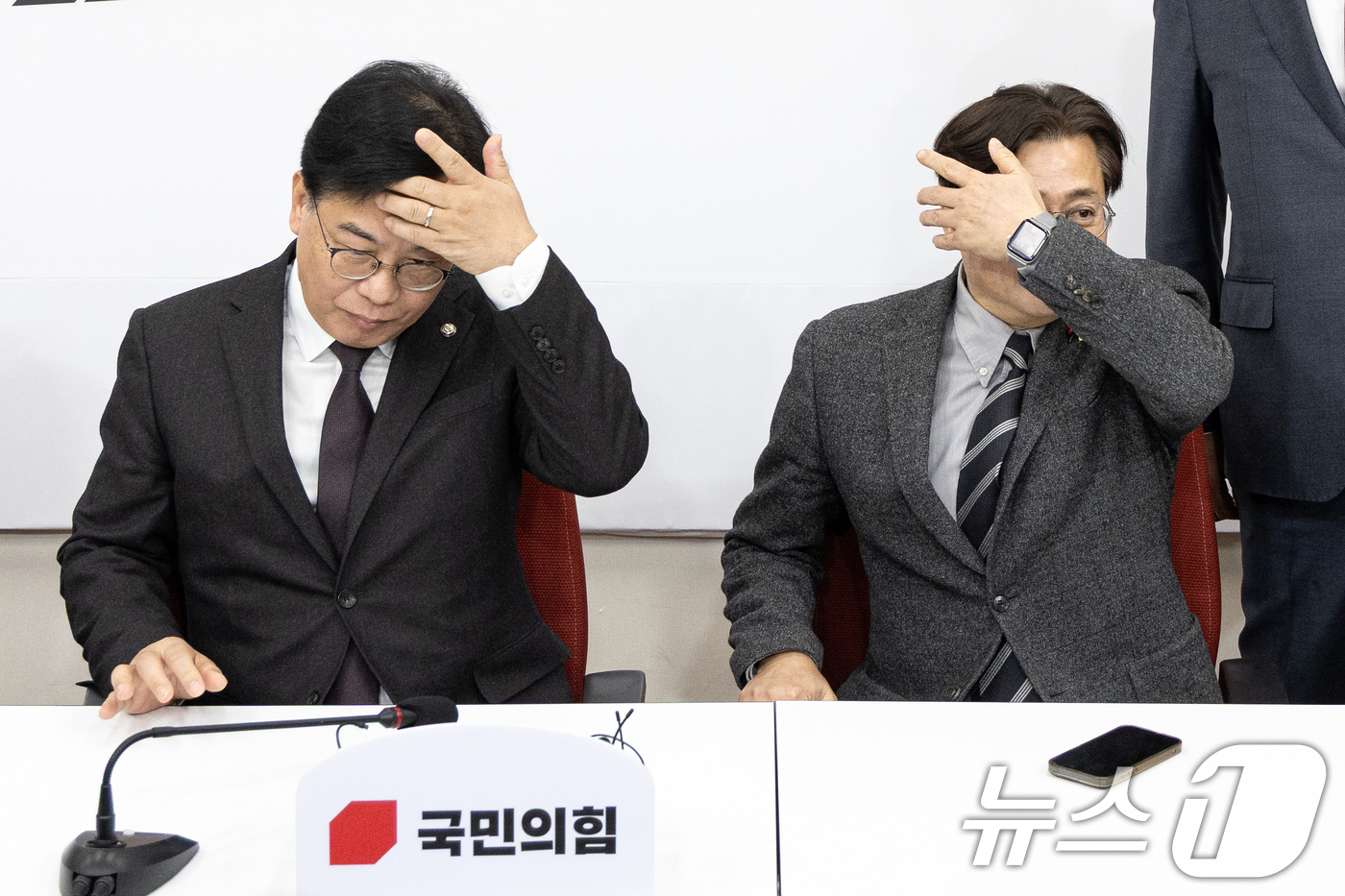 (서울=뉴스1) 이승배 기자 = 송언석 국민의힘 원내대표와 홍익표 신임 청와대 정무수석이 22일 서울 여의도 국회에서 머리를 쓸어넘기고 있다. 2026.1.22/뉴스1