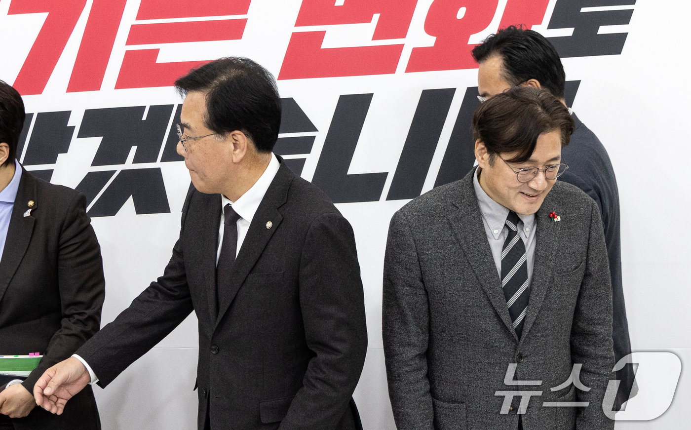 (서울=뉴스1) 이승배 기자 = 송언석 국민의힘 원내대표가 22일 서울 여의도 국회에서 홍익표 신임 청와대 정무수석을 접견하고 있다. 2026.1.22/뉴스1