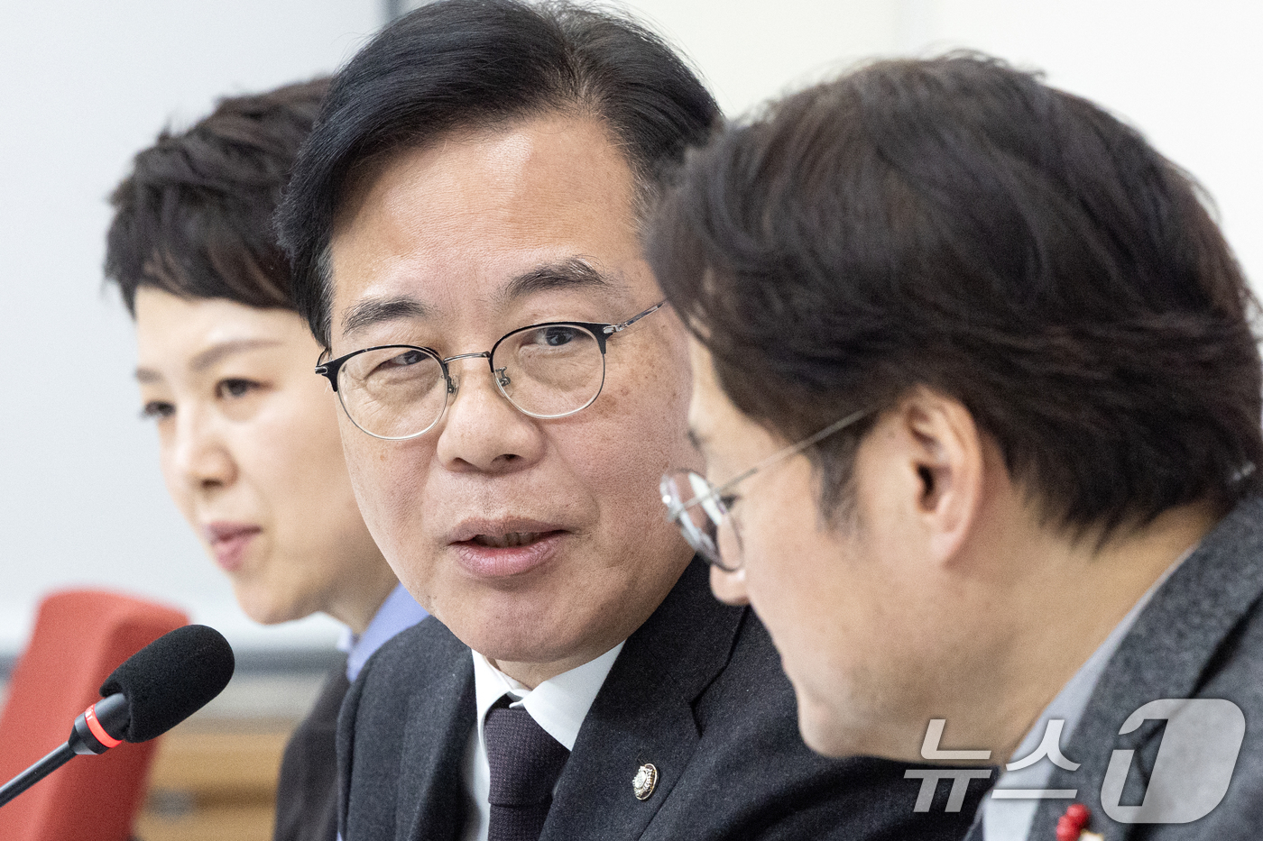 (서울=뉴스1) 이승배 기자 = 송언석 국민의힘 원내대표가 22일 서울 여의도 국회에서 홍익표 신임 청와대 정무수석을 접견, 인사말하고 있다. 2026.1.22/뉴스1