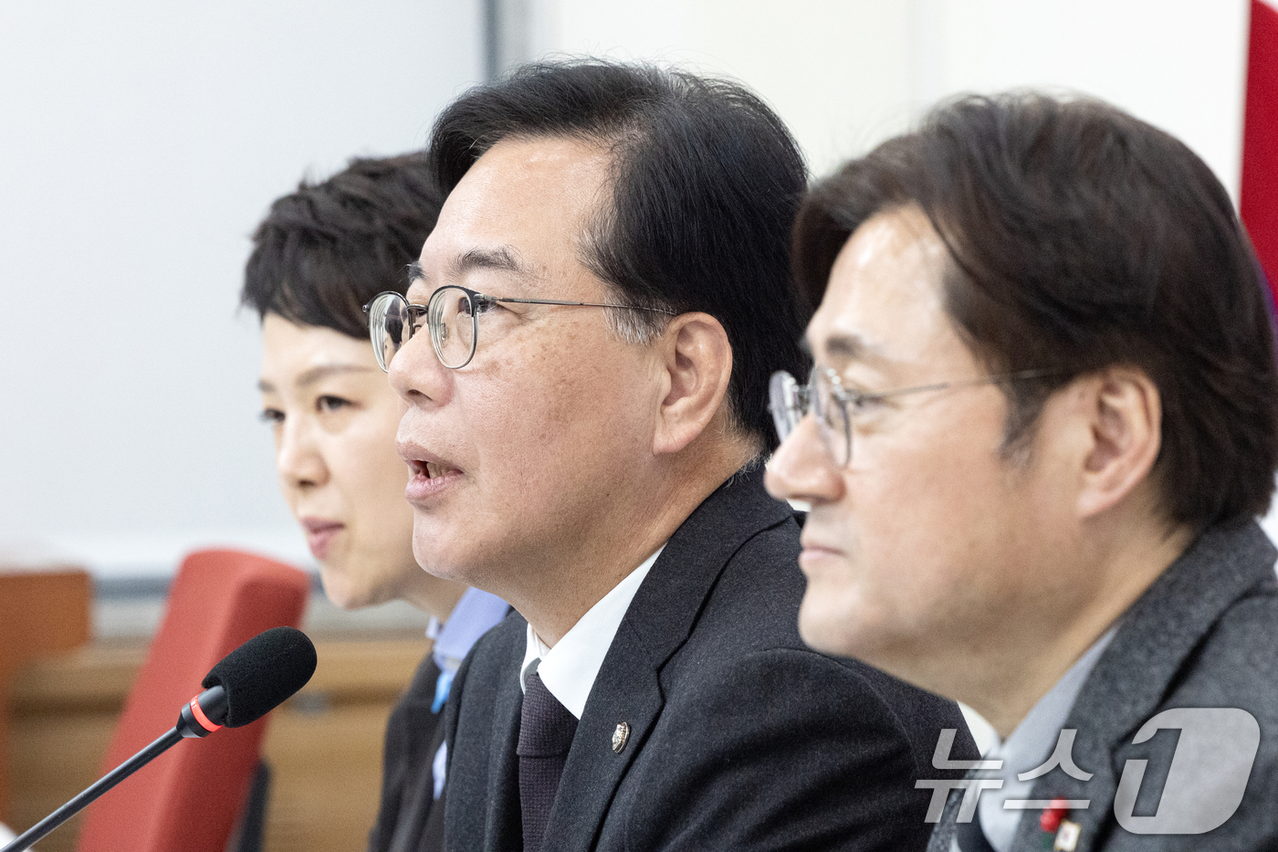 (서울=뉴스1) 이승배 기자 = 송언석 국민의힘 원내대표가 22일 서울 여의도 국회에서 홍익표 신임 청와대 정무수석을 접견, 인사말하고 있다. 2026.1.22/뉴스1