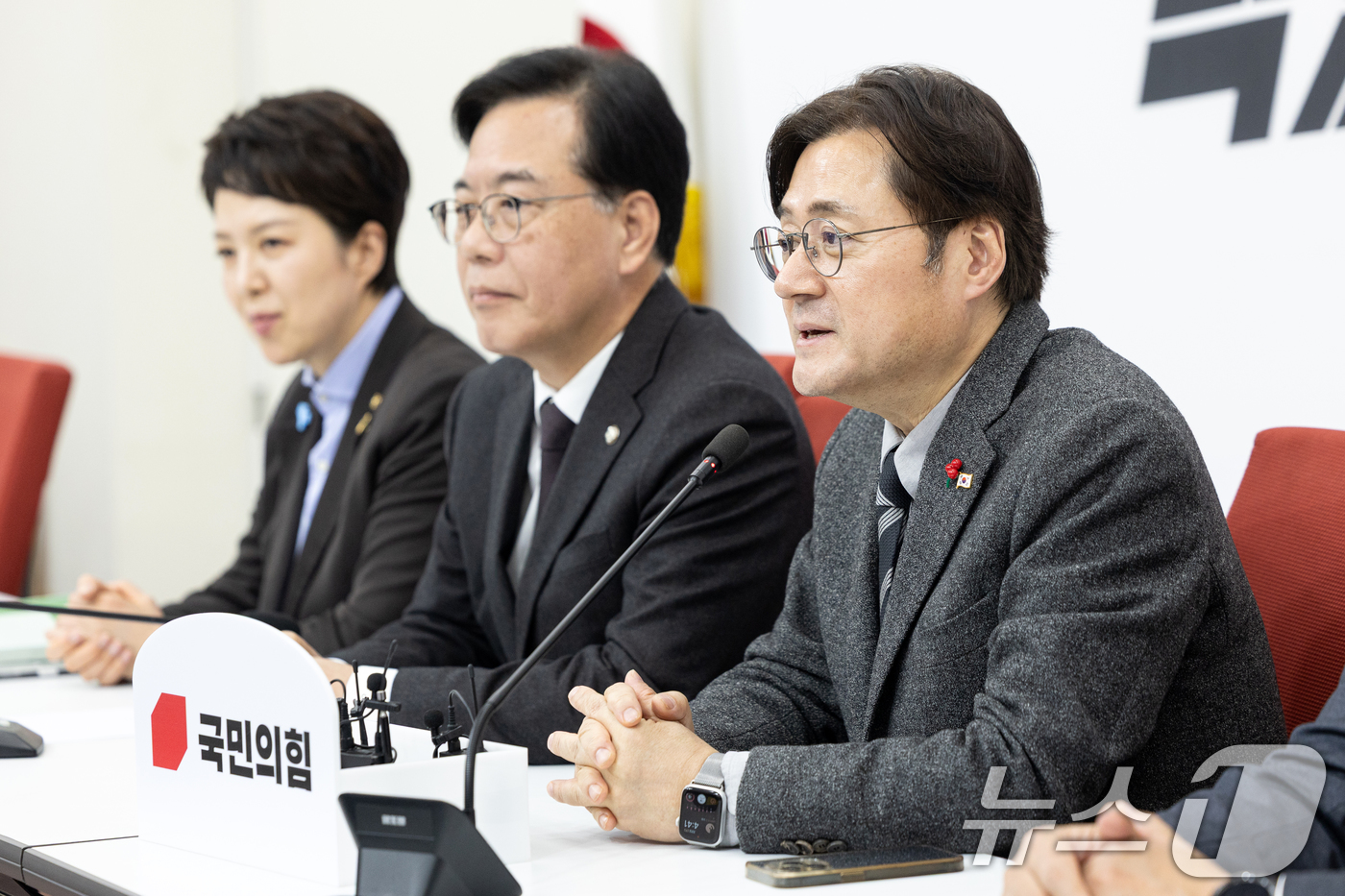 (서울=뉴스1) 이승배 기자 = 홍익표 신임 청와대 정무수석이 22일 서울 여의도 국회에서 송언석 국민의힘 원내대표를 예방, 인사말하고 있다. 2026.1.22/뉴스1