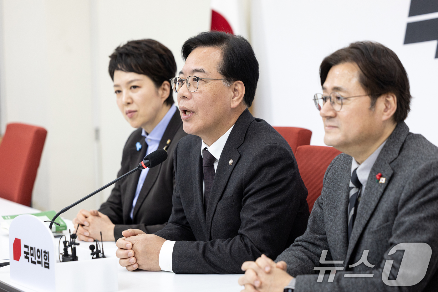 (서울=뉴스1) 이승배 기자 = 송언석 국민의힘 원내대표가 22일 서울 여의도 국회에서 홍익표 신임 청와대 정무수석을 접견, 인사말하고 있다. 2026.1.22/뉴스1