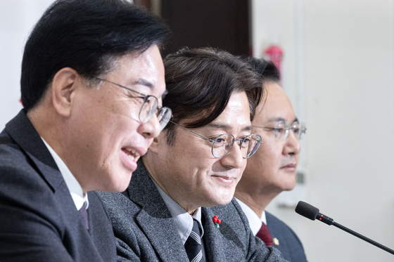 송언석 국민의힘 원내대표 찾은 홍익표 정무수석