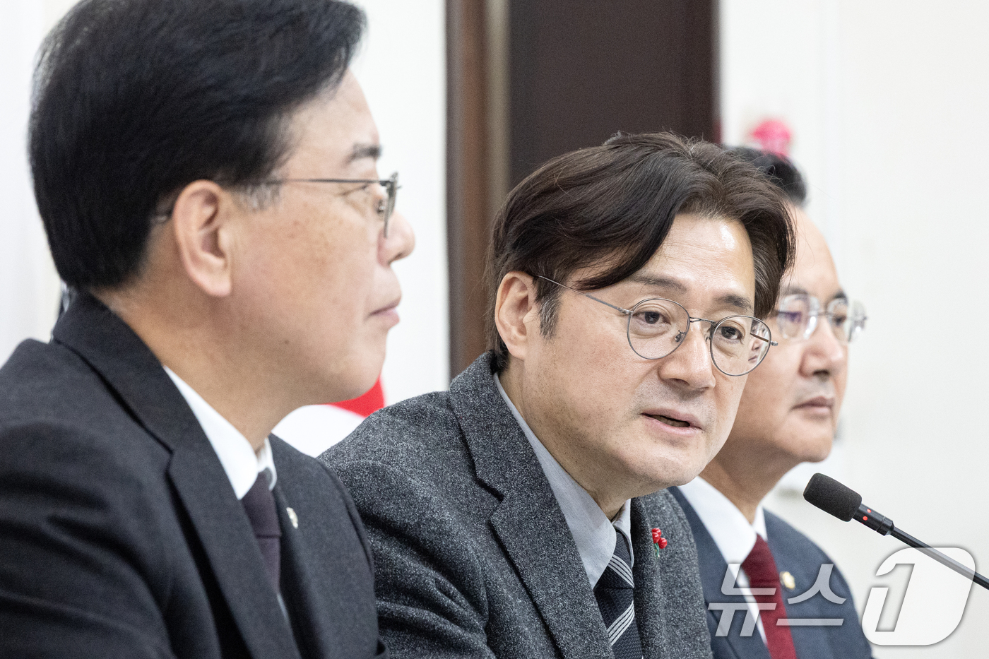 (서울=뉴스1) 이승배 기자 = 홍익표 신임 청와대 정무수석이 22일 서울 여의도 국회에서 송언석 국민의힘 원내대표를 예방하고 있다. 2026.1.22/뉴스1