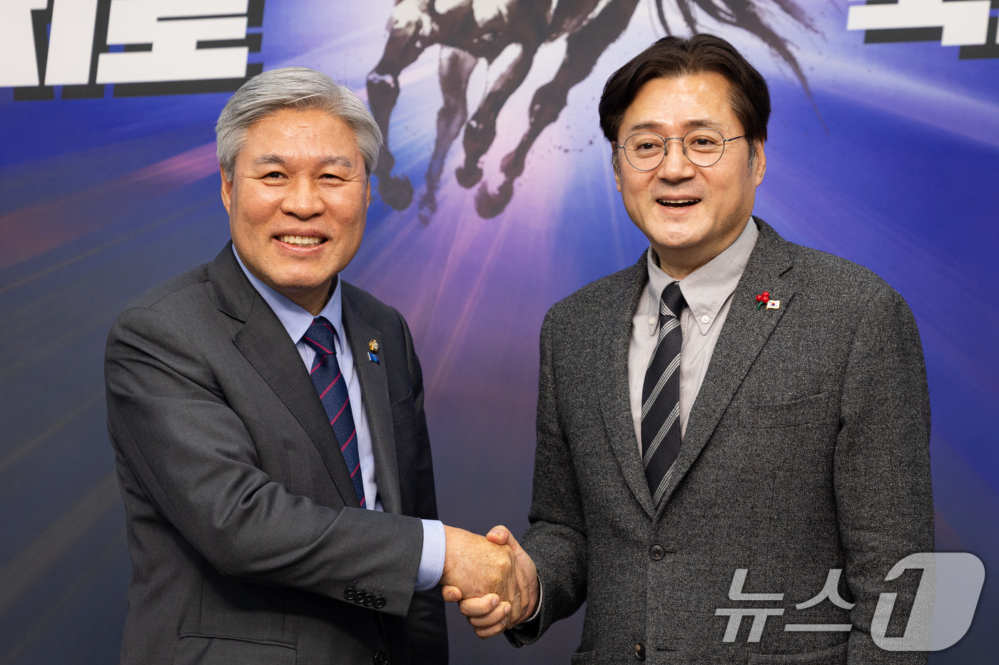 (서울=뉴스1) 유승관 기자 = 서왕진 조국혁신당 원내대표가 22일 서울 여의도 국회에서 홍익표 청와대 정무수석을 접견, 기념 촬영을 하고 있다. 2026.1.22/뉴스1