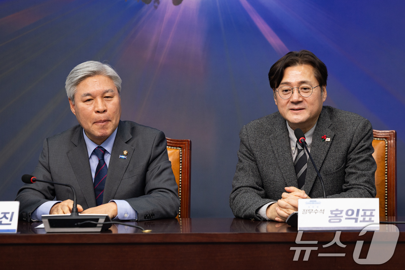 (서울=뉴스1) 유승관 기자 = 홍익표 청와대 정무수석이 22일 서울 여의도 국회에서 서왕진 조국혁신당 원내대표를 예방하고 있다. 2026.1.22/뉴스1