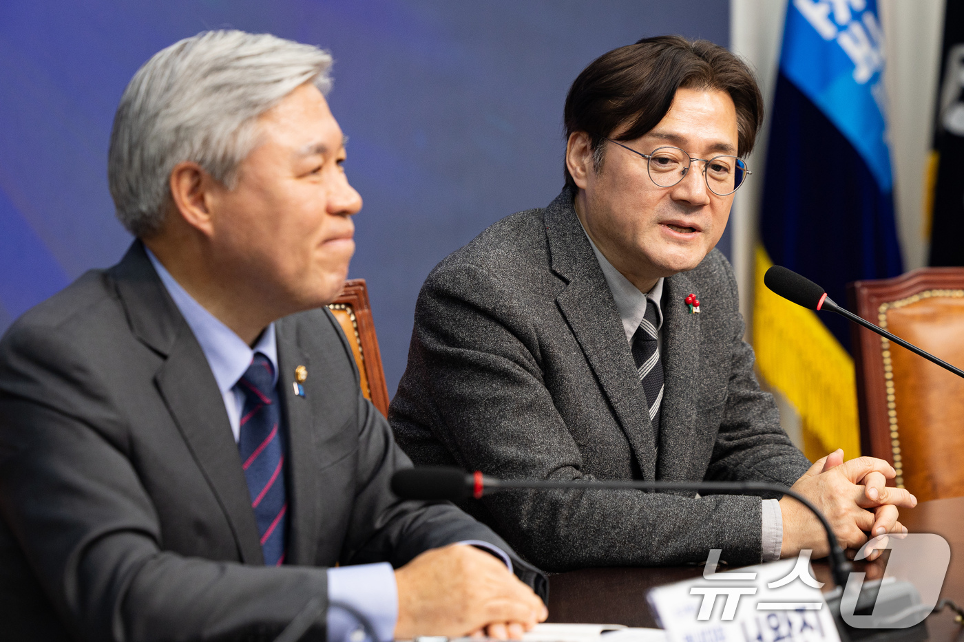 (서울=뉴스1) 유승관 기자 = 홍익표 청와대 정무수석이 22일 서울 여의도 국회에서 서왕진 조국혁신당 원내대표를 예방하고 있다. 2026.1.22/뉴스1