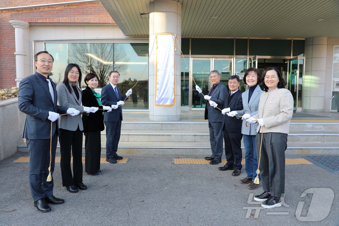 (대전=뉴스1) 박찬수 기자 = 이명구 관세청장(왼쪽에서 4번째)이 22일 충남 천안 소재 관세국경인재개발원(원장 유선희)에서 새로운 비전을 선포하는 현판 제막식을 하고 있다. …