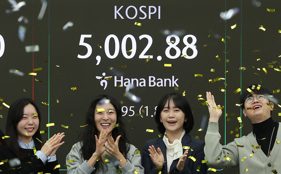 코스피, '꿈의 지수' 5000 터치 후 4950대 마감