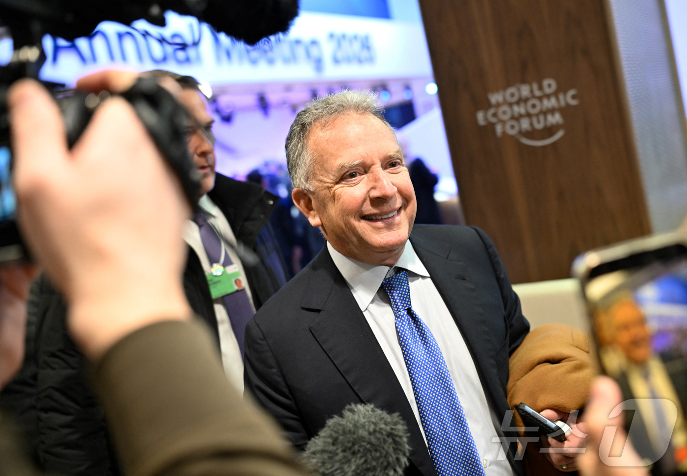 (다보스 로이터=뉴스1) 이창규 기자 = 스티브 위트코프 미국 특사가 22일(현지시간) 스위스 다보스에서 열린 세계경제포럼(WEF)에 참석하고 있다. 2025.1.22./뉴스1ⓒ …