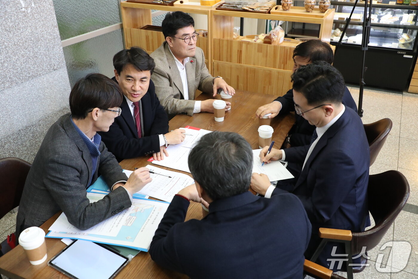 본문 이미지 - 김진태 강원도지사는 22일 한국개발연구원(KDI)에서 열린 삼척~강릉 고속화 철도 예비타당성조사 SOC 분과위원회에 참석했다.(강원도 제공. 재판매 및 DB금지)/뉴스1