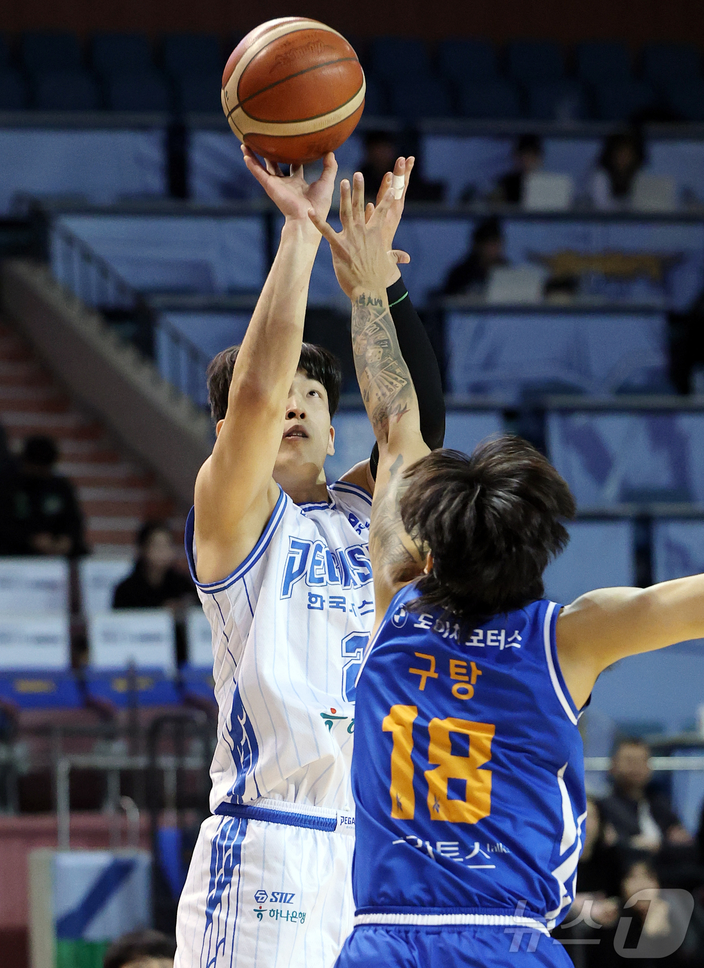 (서울=뉴스1) 김진환 기자 = 22일 오후 서울 송파구 잠실 잠실실내체육관에서 열린 2025-2026 LG전자 프로농구 정규리그 서울 삼성 썬더스와 대구 한국가스공사의 경기, 1 …