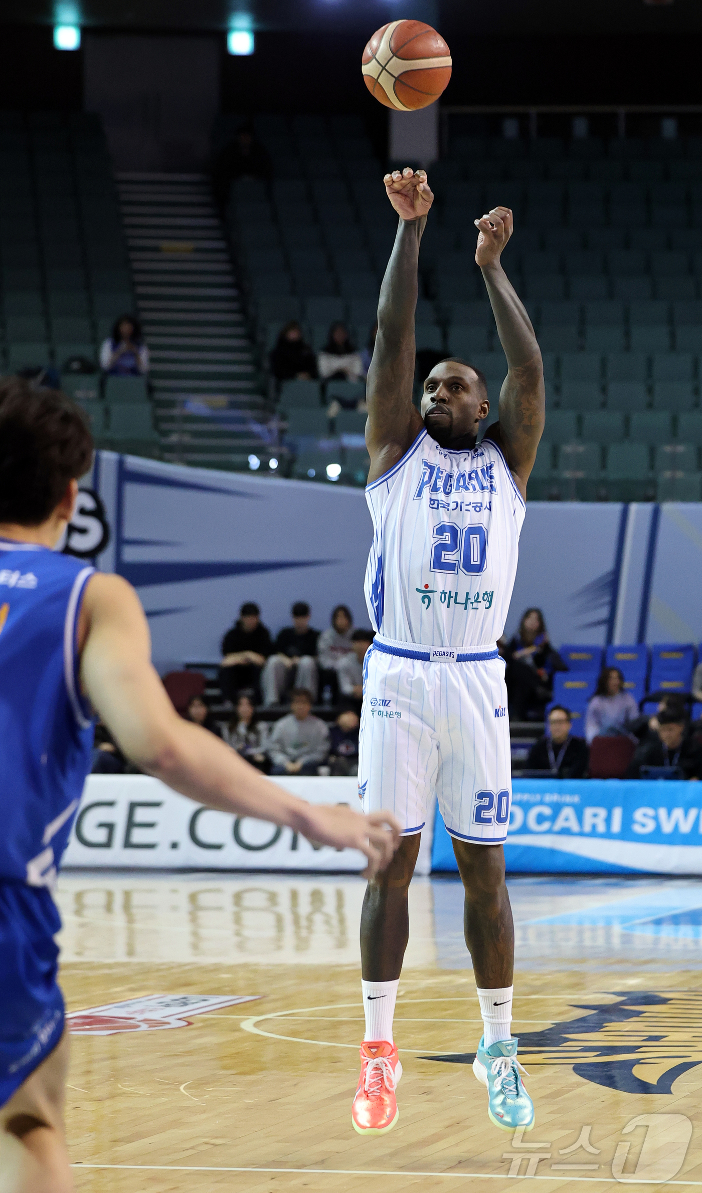 (서울=뉴스1) 김진환 기자 = 22일 오후 서울 송파구 잠실 잠실실내체육관에서 열린 2025-2026 LG전자 프로농구 정규리그 서울 삼성 썬더스와 대구 한국가스공사의 경기, 1 …