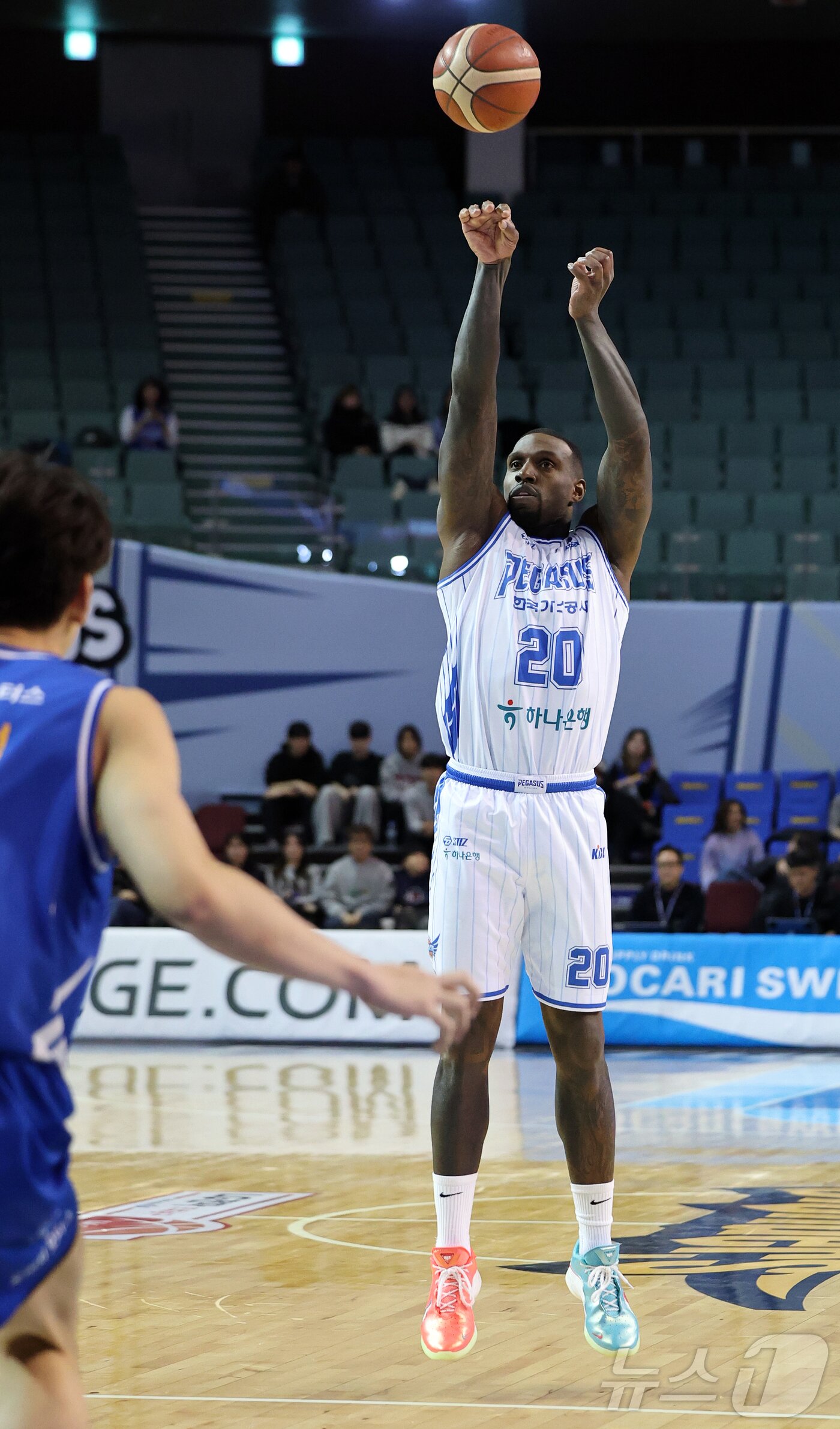 본문 이미지 - 22일 오후 서울 송파구 잠실 잠실실내체육관에서 열린 2025-2026 LG전자 프로농구 정규리그 서울 삼성 썬더스와 대구 한국가스공사의 경기, 1쿼터 한국가스공사 라건아가 3점슛을 던지고 있다. 2026.1.22 ⓒ 뉴스1 김진환 기자