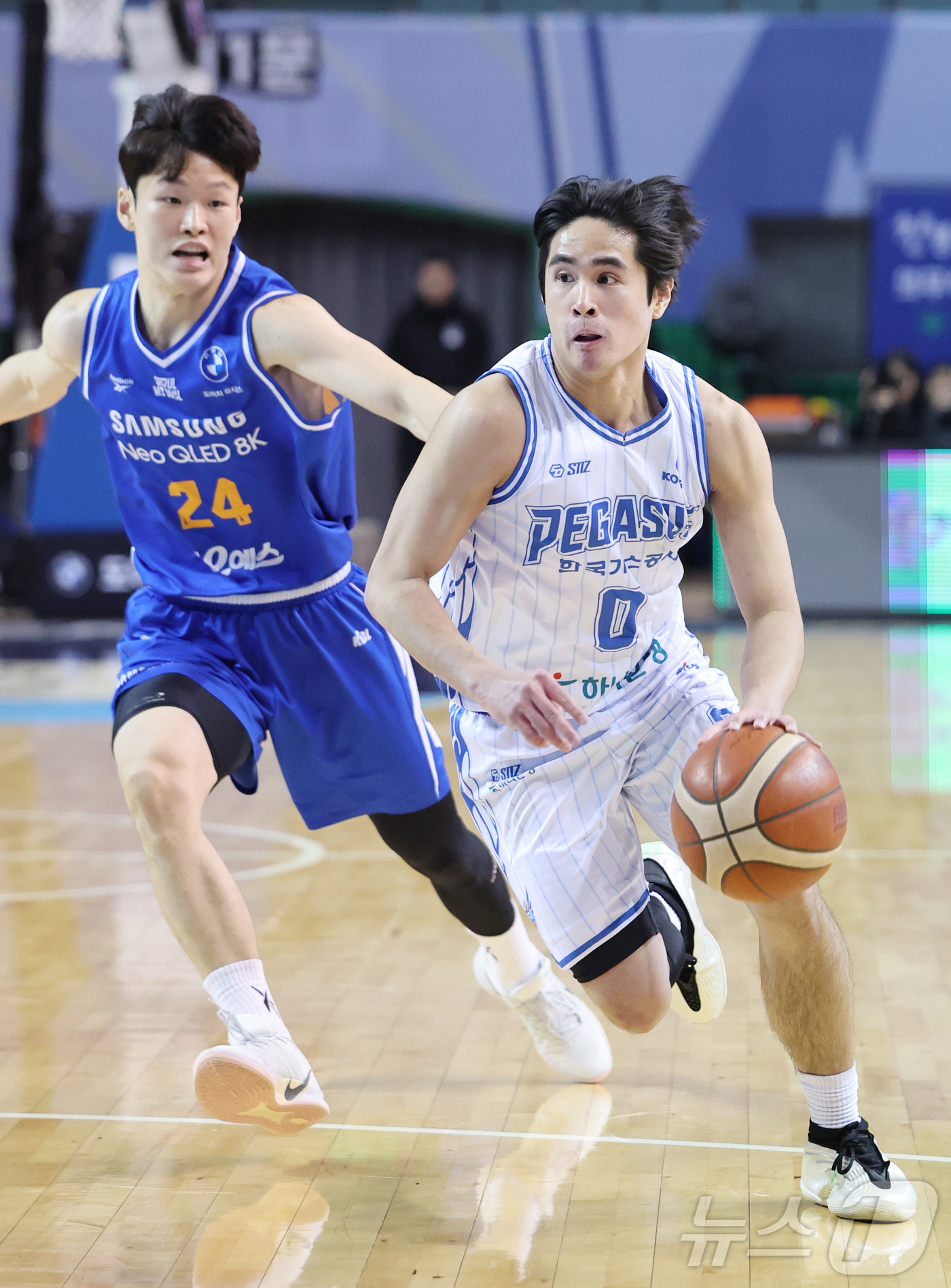 (서울=뉴스1) 김진환 기자 = 22일 오후 서울 송파구 잠실 잠실실내체육관에서 열린 2025-2026 LG전자 프로농구 정규리그 서울 삼성 썬더스와 대구 한국가스공사의 경기, 1 …