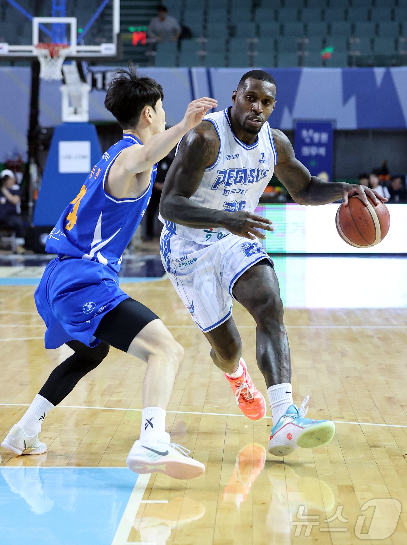본문 이미지 - 22일 오후 서울 송파구 잠실 잠실실내체육관에서 열린 2025-2026 LG전자 프로농구 정규리그 서울 삼성 썬더스와 대구 한국가스공사의 경기, 1쿼터 한국가스공사 라건아가 골밑으로 돌파하고 있다. 2026.1.22 ⓒ 뉴스1 김진환 기자