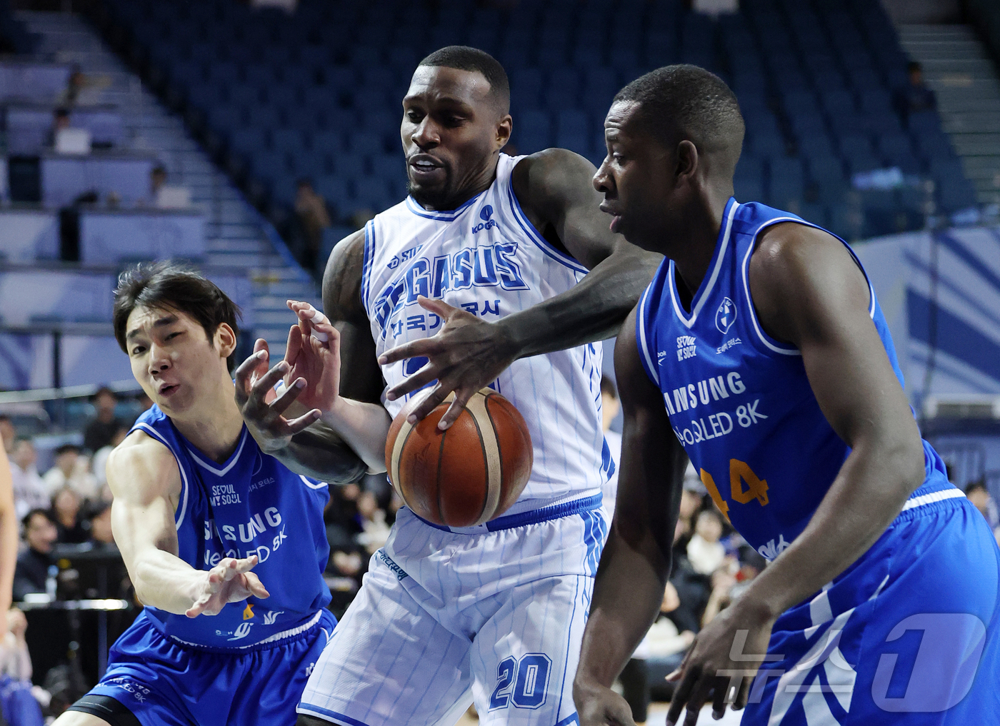 (서울=뉴스1) 김진환 기자 = 22일 오후 서울 송파구 잠실 잠실실내체육관에서 열린 2025-2026 LG전자 프로농구 정규리그 서울 삼성 썬더스와 대구 한국가스공사의 경기, 1 …