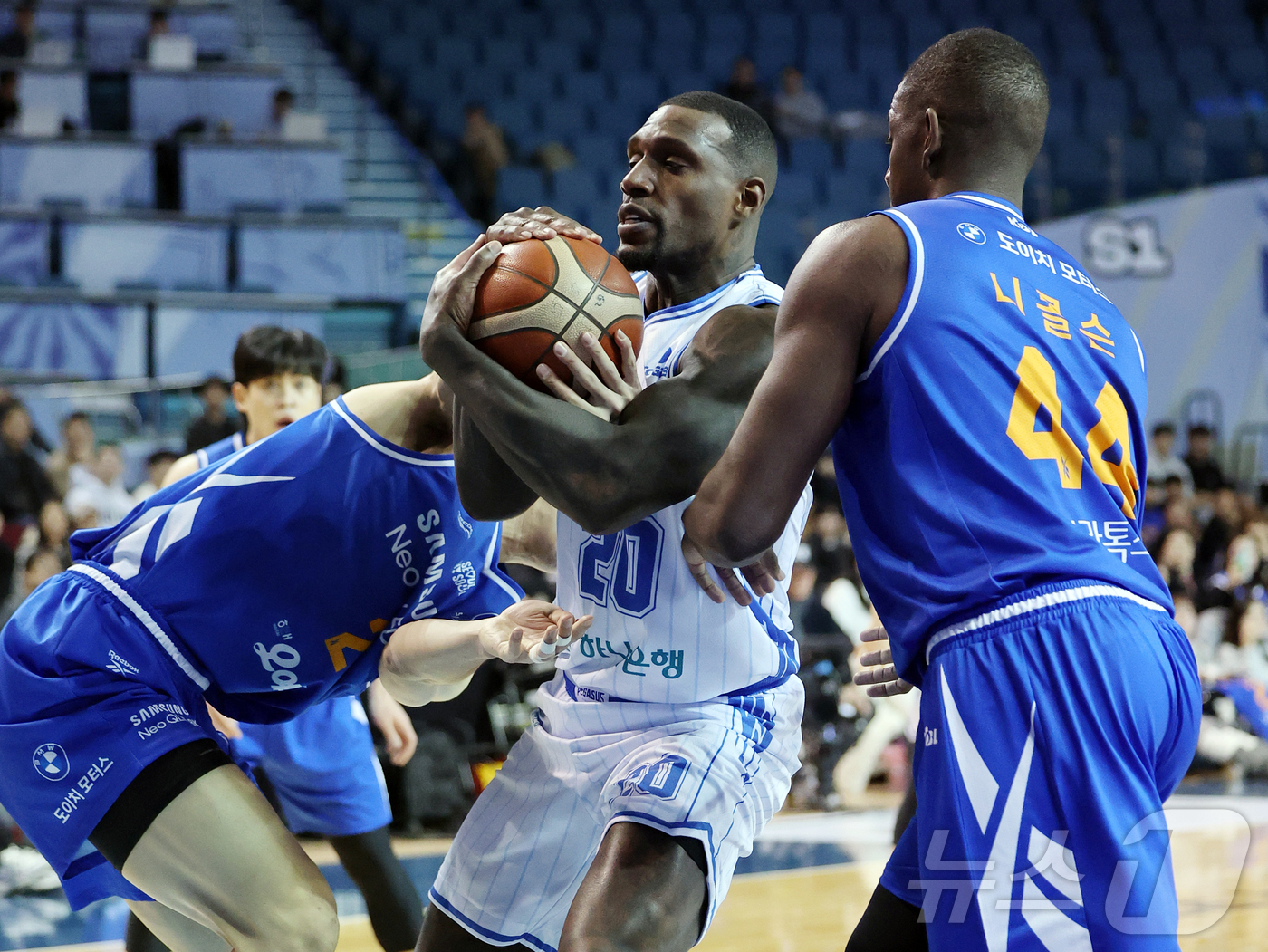 (서울=뉴스1) 김진환 기자 = 22일 오후 서울 송파구 잠실 잠실실내체육관에서 열린 2025-2026 LG전자 프로농구 정규리그 서울 삼성 썬더스와 대구 한국가스공사의 경기, 1 …