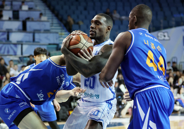 라건아, 내 볼이야!