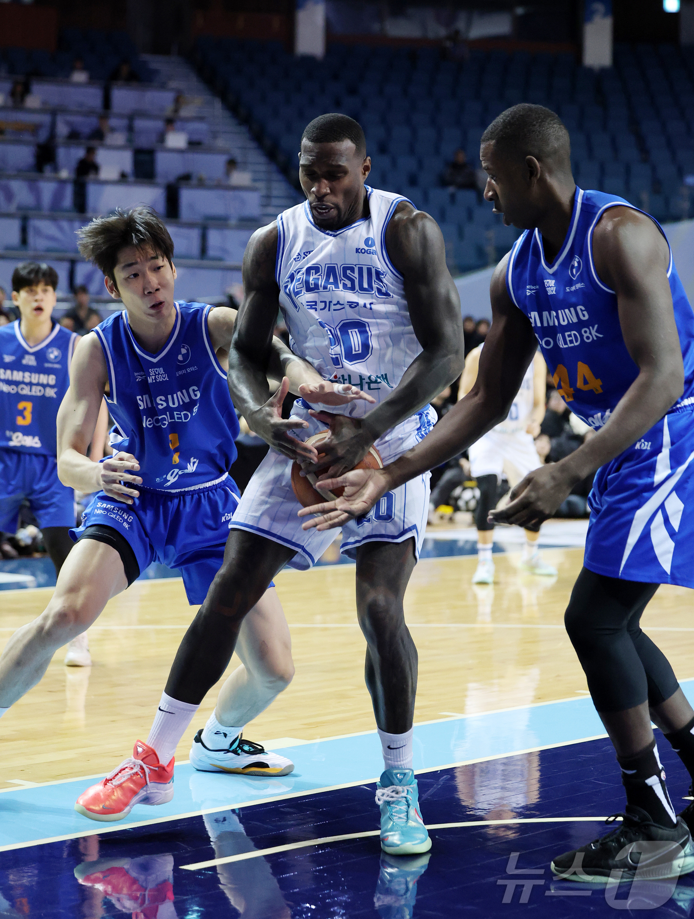 (서울=뉴스1) 김진환 기자 = 22일 오후 서울 송파구 잠실 잠실실내체육관에서 열린 2025-2026 LG전자 프로농구 정규리그 서울 삼성 썬더스와 대구 한국가스공사의 경기, 1 …