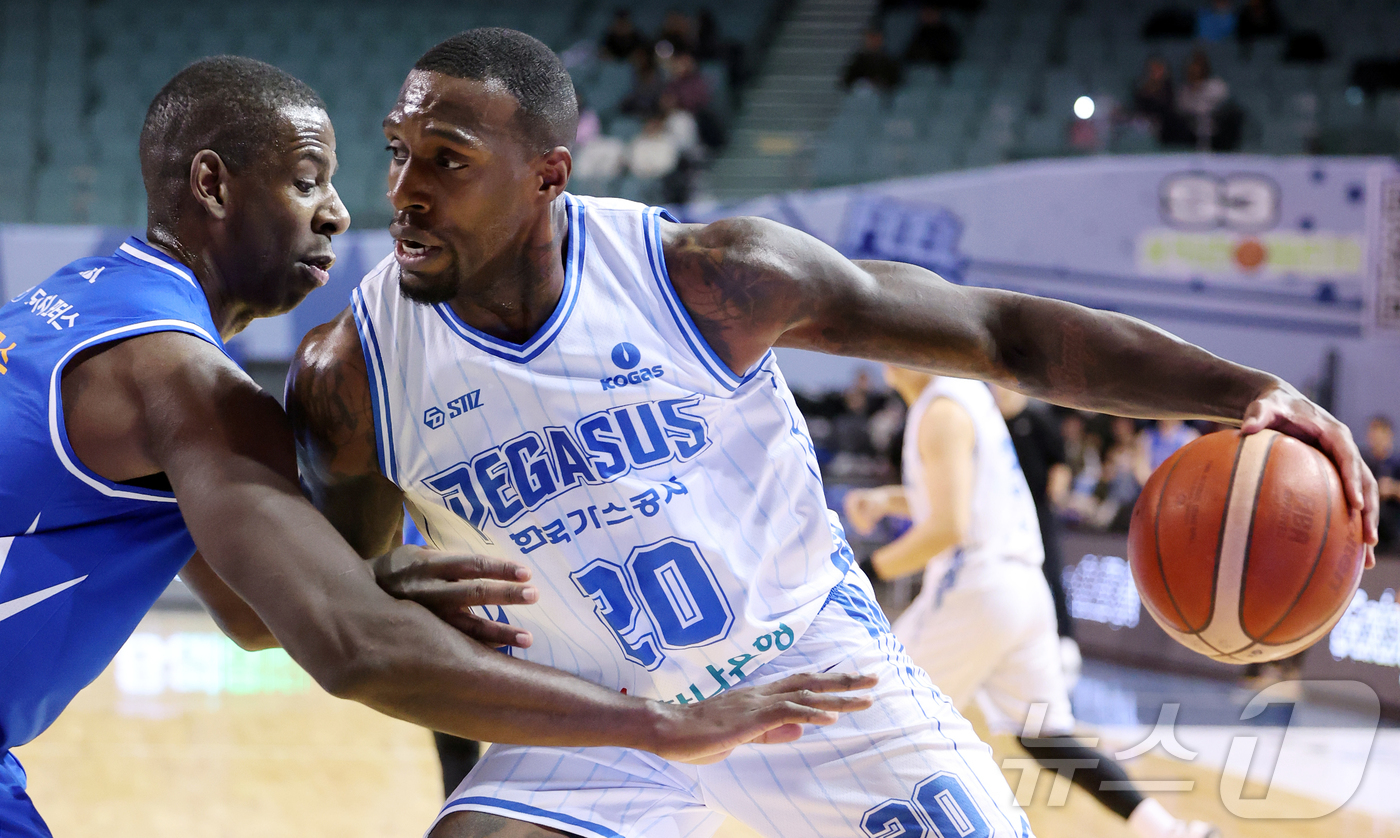 (서울=뉴스1) 김진환 기자 = 22일 오후 서울 송파구 잠실 잠실실내체육관에서 열린 2025-2026 LG전자 프로농구 정규리그 서울 삼성 썬더스와 대구 한국가스공사의 경기, 1 …